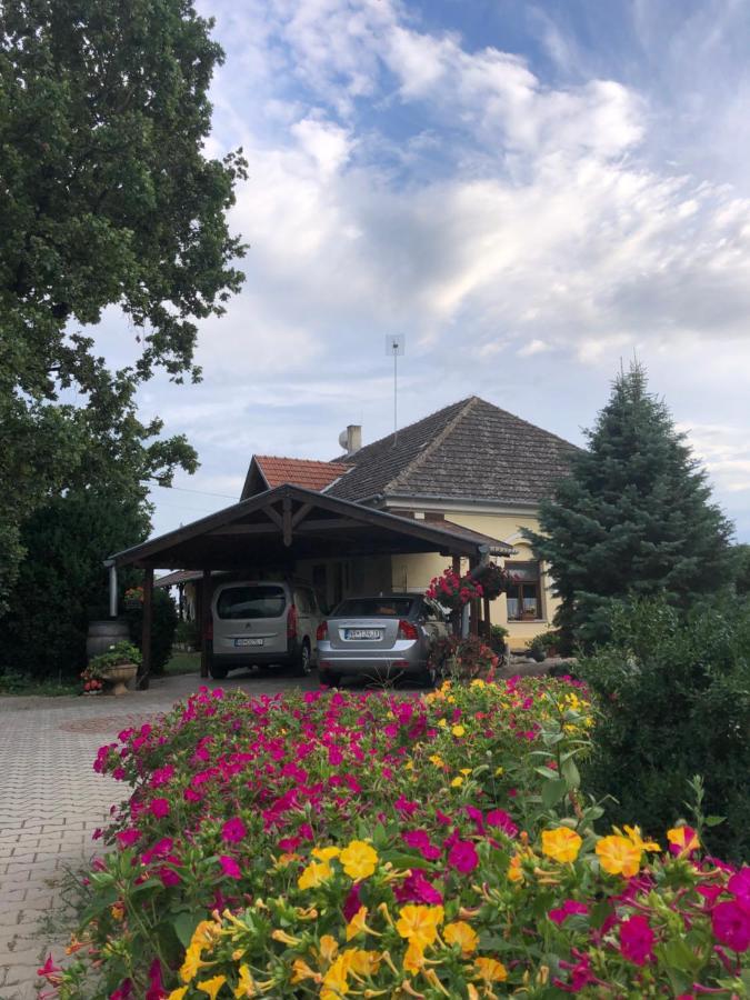 Polny Kesov Apartmanove Ubytovanie Pod Dubom מראה חיצוני תמונה